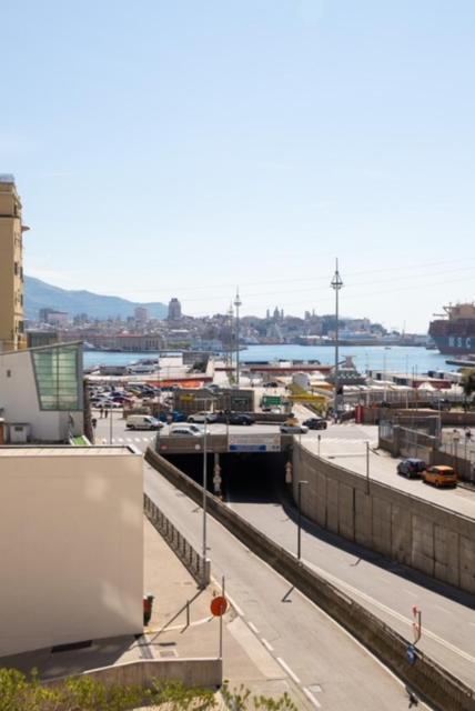 Ferienwohnung Grande Monolocale Con Parcheggio Interrato Incluso Genua Exterior foto